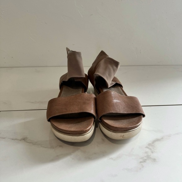 Eileen Fisher Women’s Spree Sport Quartz Leather Ankle Strap Sandals - Picture 2 of 6